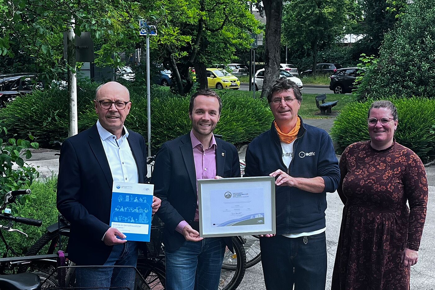 Zertifikatsübergabe (Silber) an die Stadt Waltrop Zertifikatsübergabe (Silber) an die Stadt Waltrop mit Vertreter:innen der Stadt und des ADFC