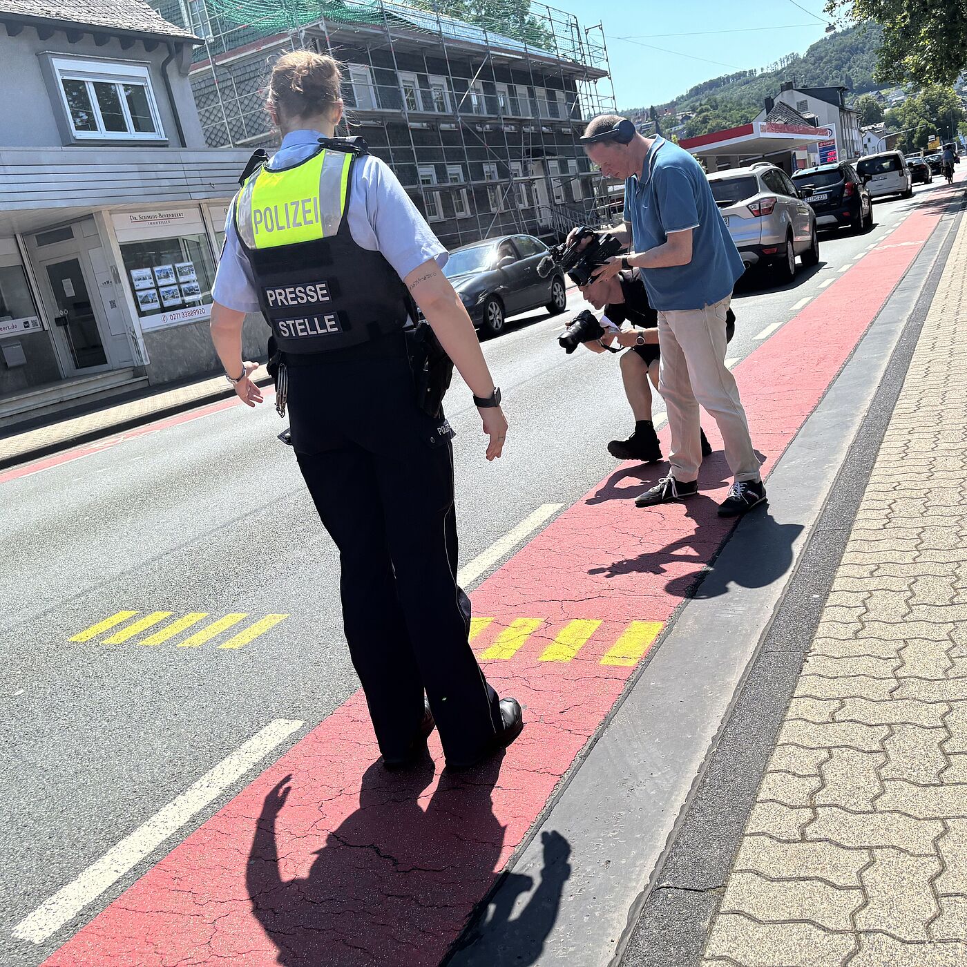 Markierungen Messung Überholabstand Die Sprecherin Frau Teichmann der Polizei Siegen-Wittgenstein erläutert eine Hilfsmarkierung zum Messen des Überholabstandes.