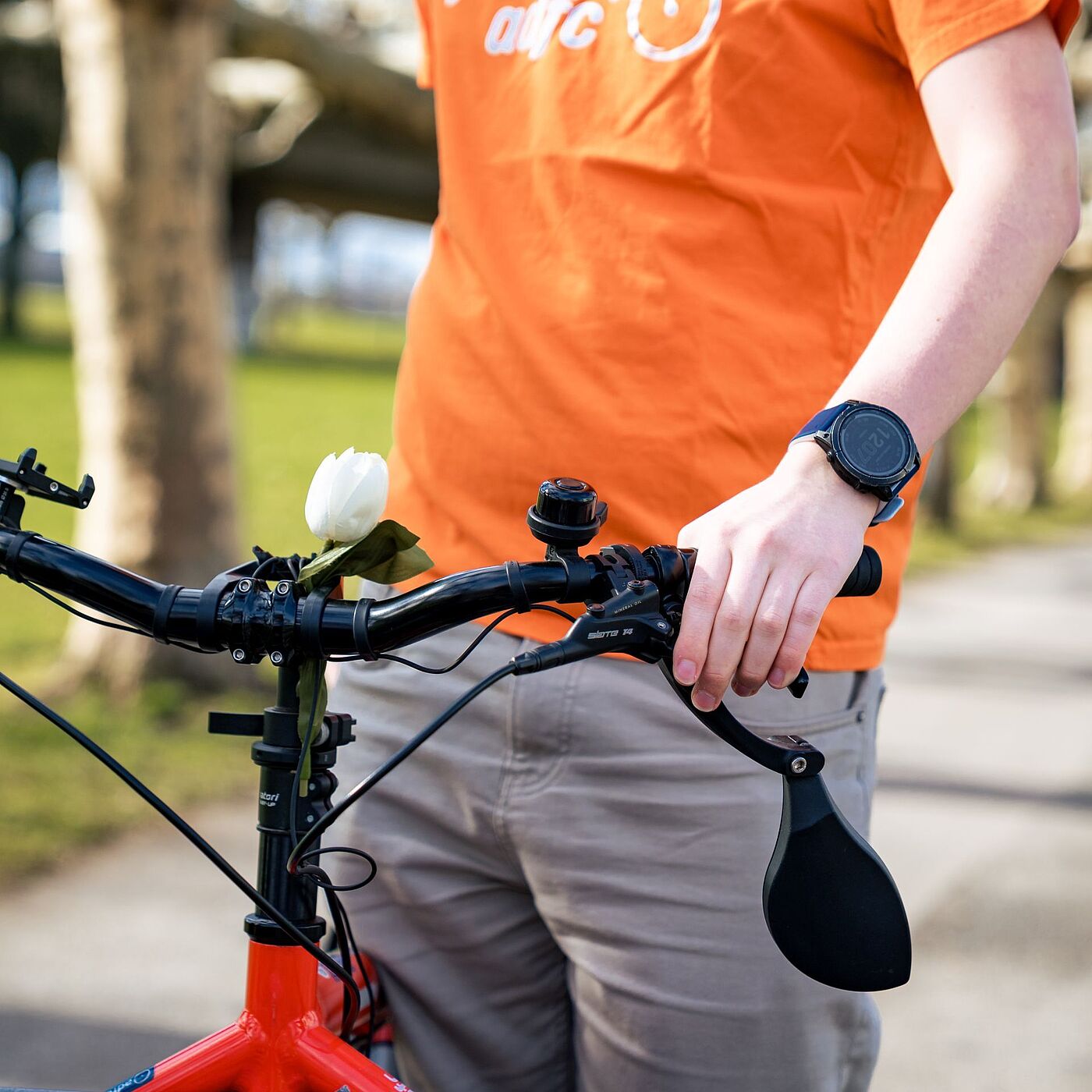 Ein junger Mensch mit T-Shirt des Jungen ADFC hält ein Cargobike.