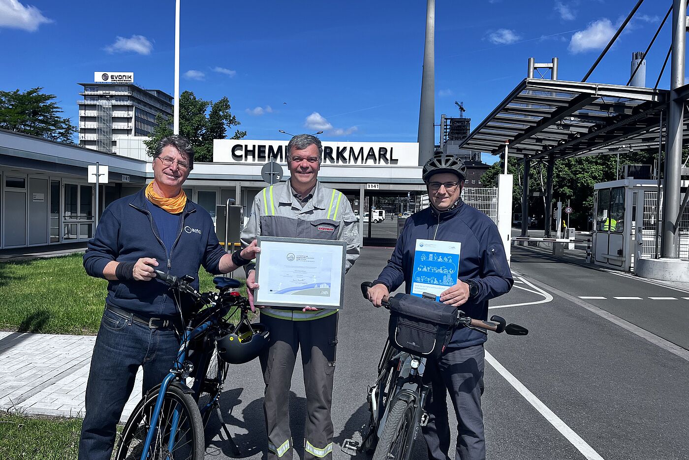 Eastman Chemical HTF GmbH (re-zertifiziert) v.l. Andreas K. Bittner (ADFC Projekt "Fahrradfreundlicher Arbeitgeber"), Stefan Koch (Radverkehrskoordinator Eastman, ADFC Marl – Mit-Initiator des dortigen Radentscheids), Patrick Berner (Kreisverbandsvorsitzender ADFC Vest Recklinghausen und Vorstandsmitglied ADFC NRW)