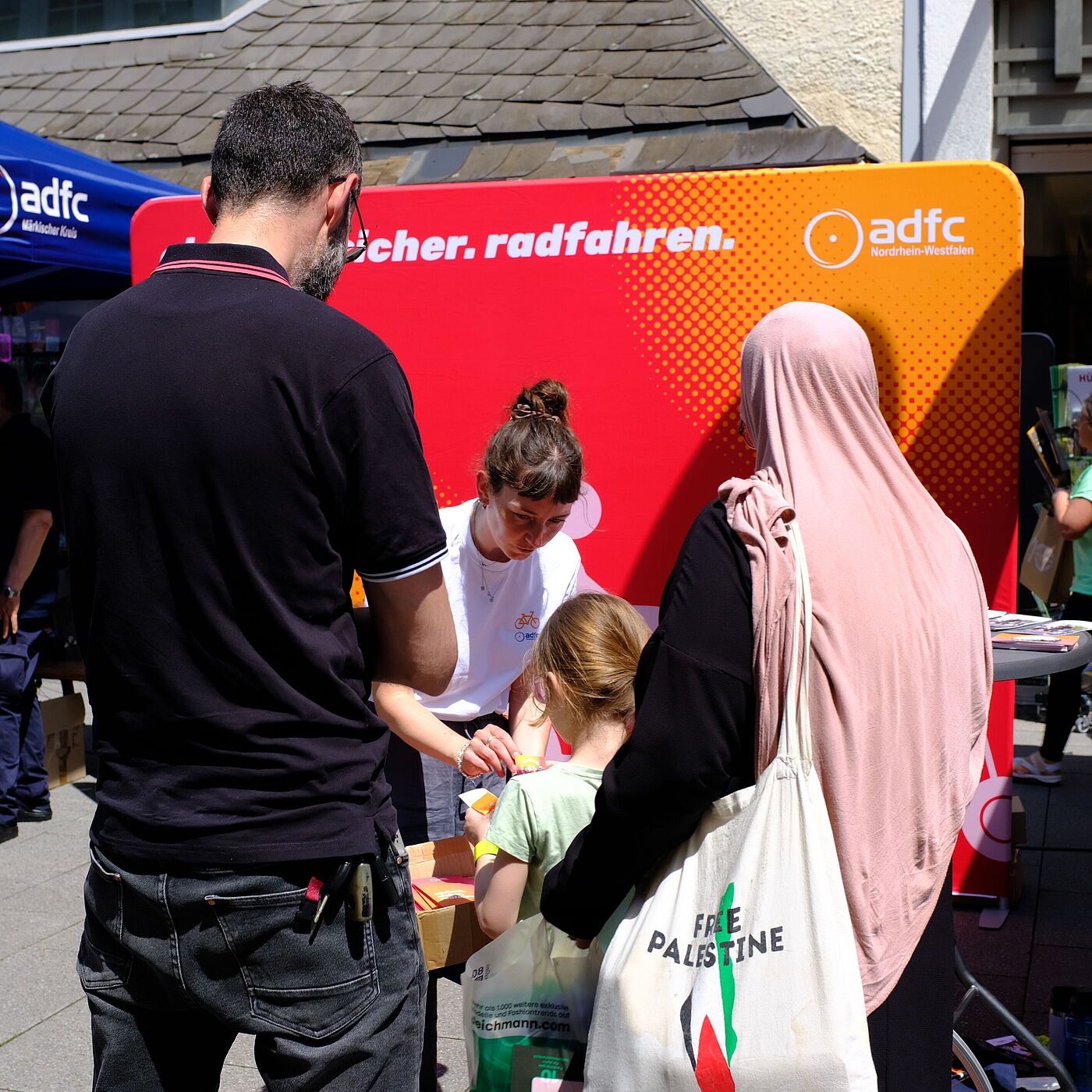 einfach. sicher. radfahren. Kampagne des ADFC NRW für mehr Verkehrssicherheit. Der ADFC im Gespräch mit Eltern und Kindern. Eine Forderung des ADFC sind sichere Schulwege. 