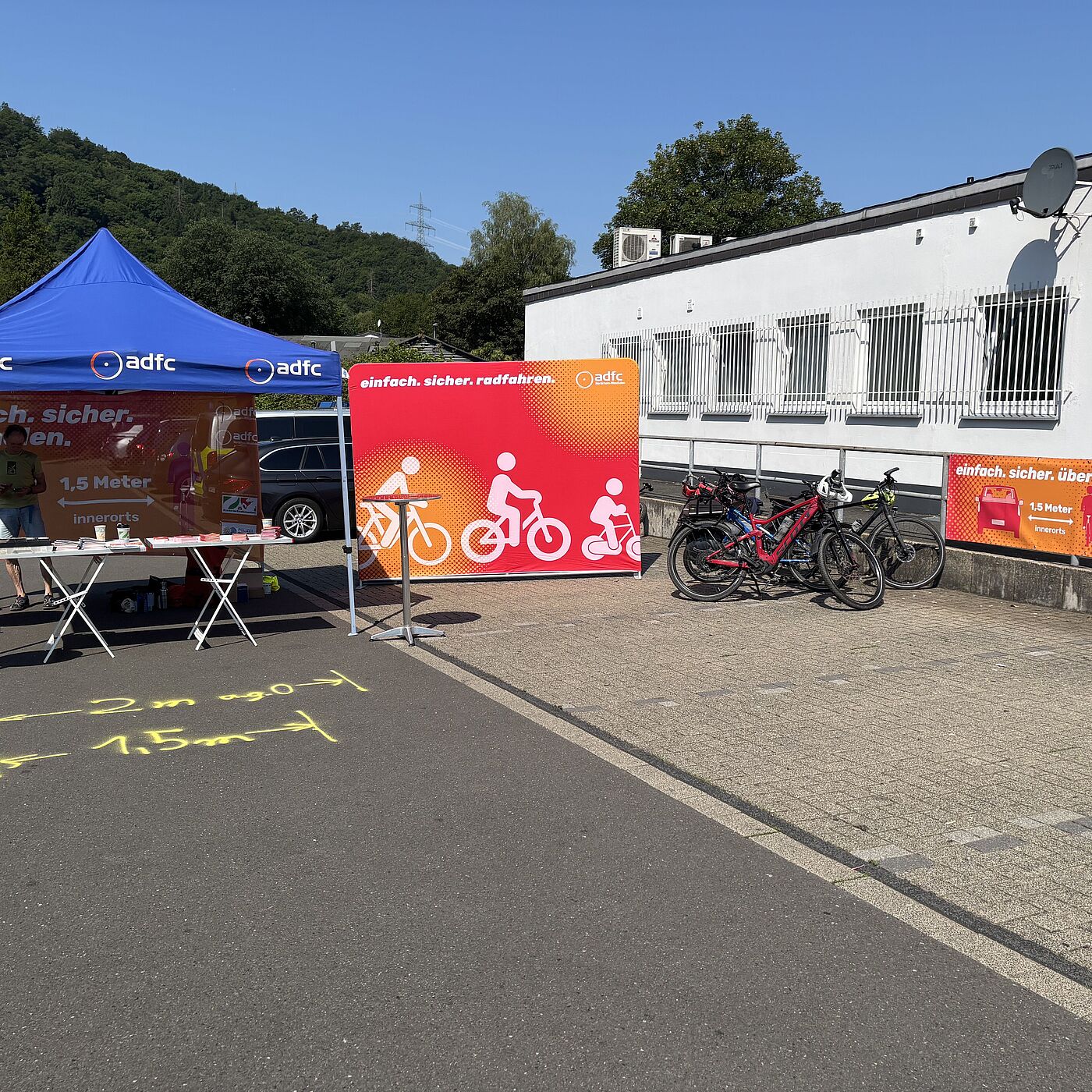 ADFC Stand in Siegen-Eiserfeld Der Stand von ADFC NRW und ADFC Siegen-Wittgenstein war mit Infomaterial rund um Radfahrsicherheit und die Kampagne "einfach. sicher. radfahren." bestückt.