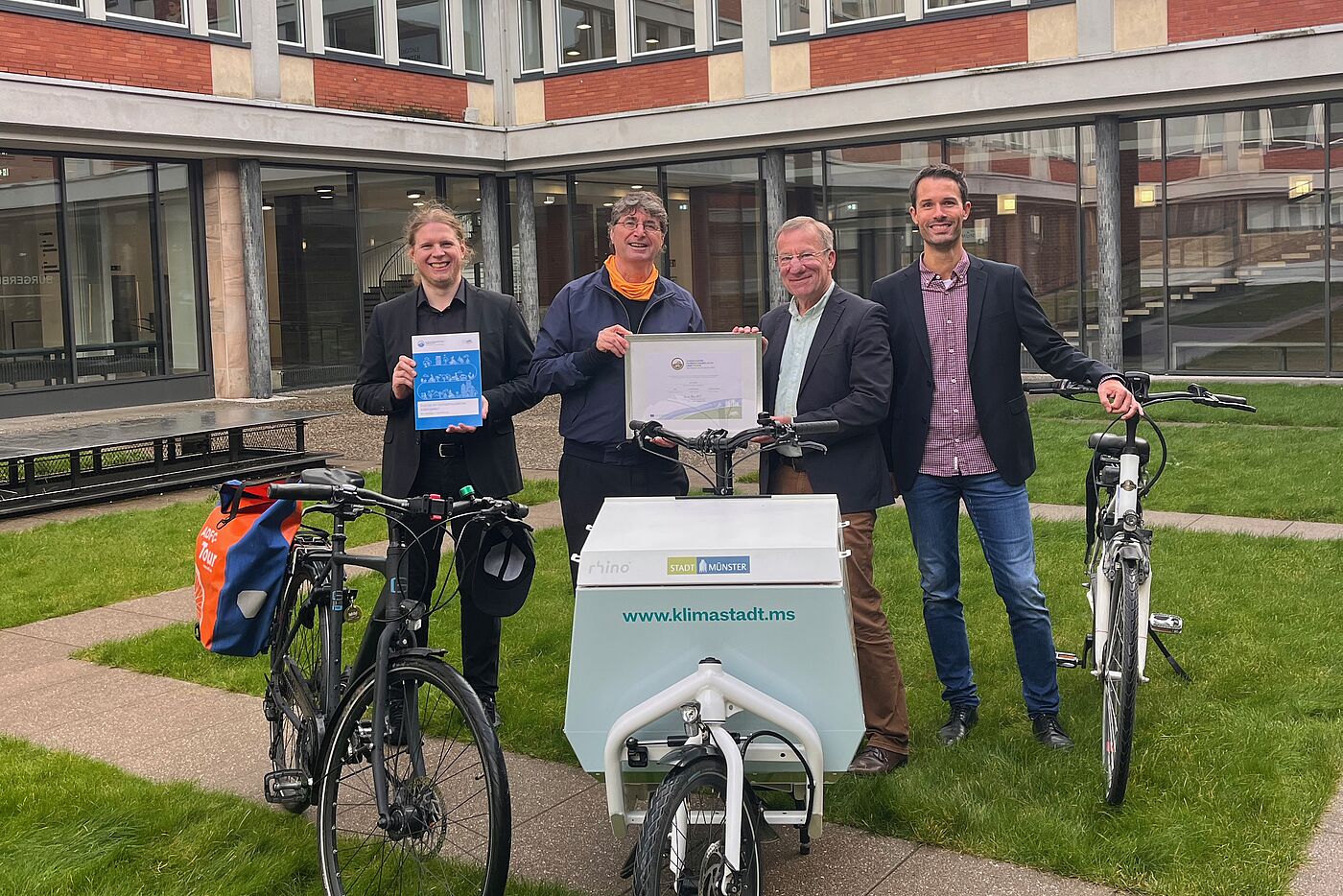 Zertifikatsübergabe Stadt Münster Zertifikatsübergabe in Gold Stadt Münster am Standort Stadthaus 1 am 28.10.2025. Von links: David Kröger (Mobilitätsmanager und Radverkehrskoordinator), Andreas K. Bittner (ADFC Projekt "Fahrradfreundlicher Arbeitgeber), Wolfgang Heuer (Beigeordneter Stadt Münster und Dezernat für Personal, Organisation, Ordnung, Feuerwehr und IT) und Stefan Elsässer Fachstellenleiter Mobilitätsmanagement)