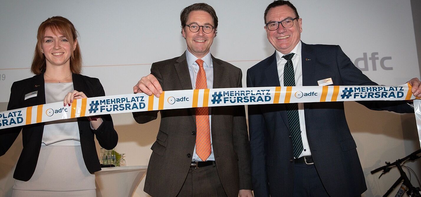 Bundesverkehrsminister Scheuer (m.) eröffnete das Symposium #MehrPlatzFürsRad zum 40-jährigen Bestehen des ADFC. Mit im Bild: Rebecca Peters, stv. ADFC-Bundesvorsitzende (l.) und Ulrich Syberg, ADFC-Bundesvorsitzender.