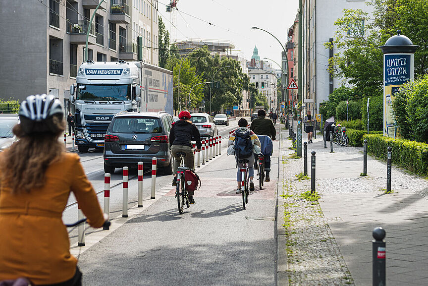 Radfahrende in Berlin, Invalidenstraße. Radfahrende in Berlin, Invalidenstraße.