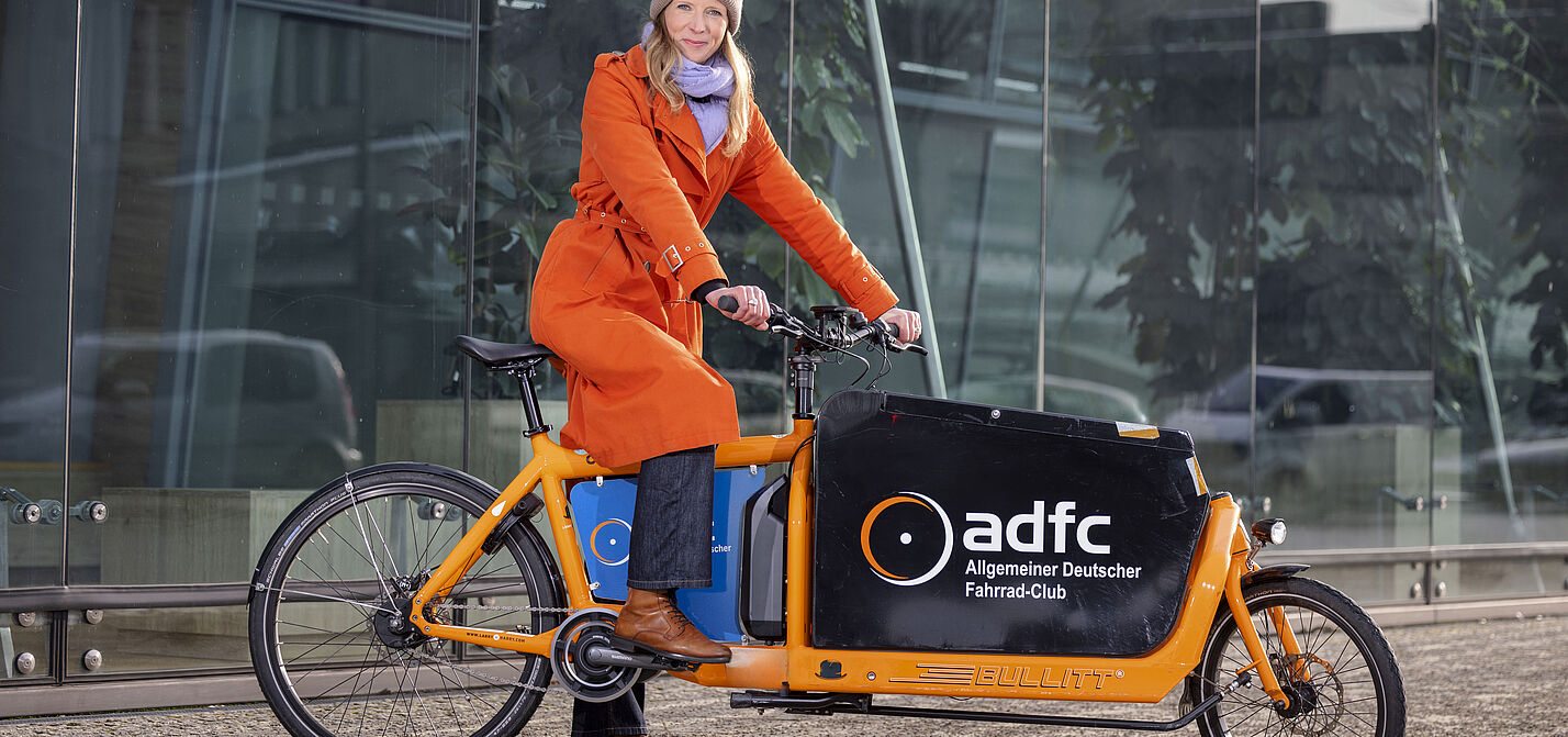 Foto mit Lastenrad von Caroline Lodemann, politische Bundesgeschäftsführerin des ADFC