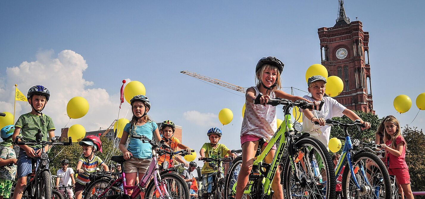Kinder bei einer großen Fahrraddemo. Sie fordern fahrradfreundliche und sichere Städte