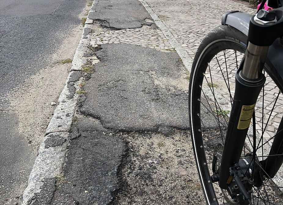 Zu schmaler, schlechter Radweg aufgebrochener Radweg