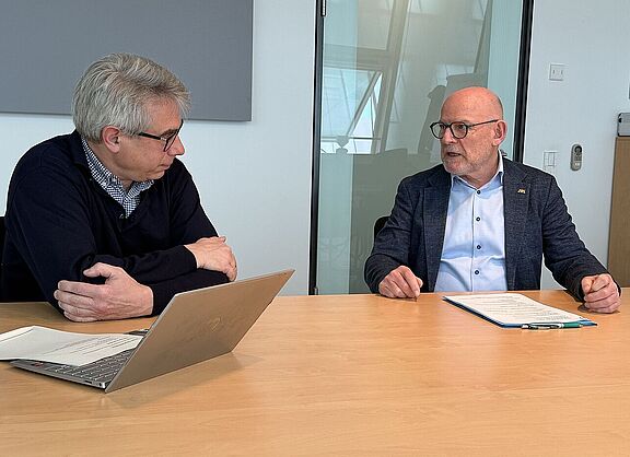 Im Gespräch: Verkehrsminister Winfried Hermann und ADFC-Landesvorsitzender Matthias Zimmermann.