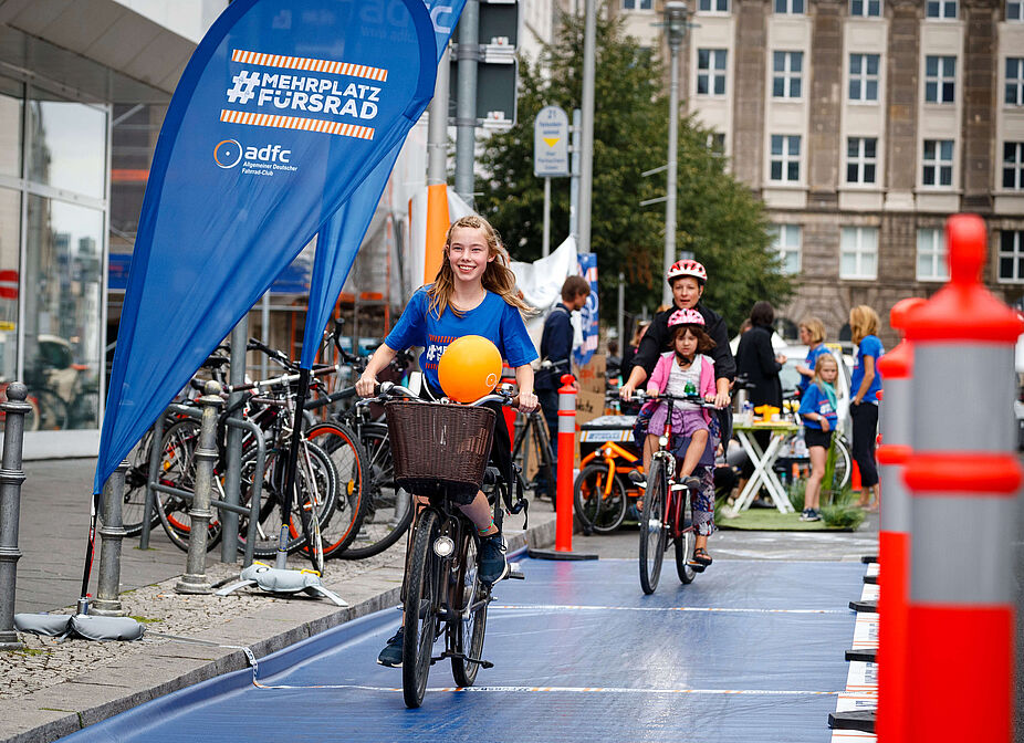 Pop-up Protected Bikelane Zwei Kinder fahren auf temporärer Protected Bikelane